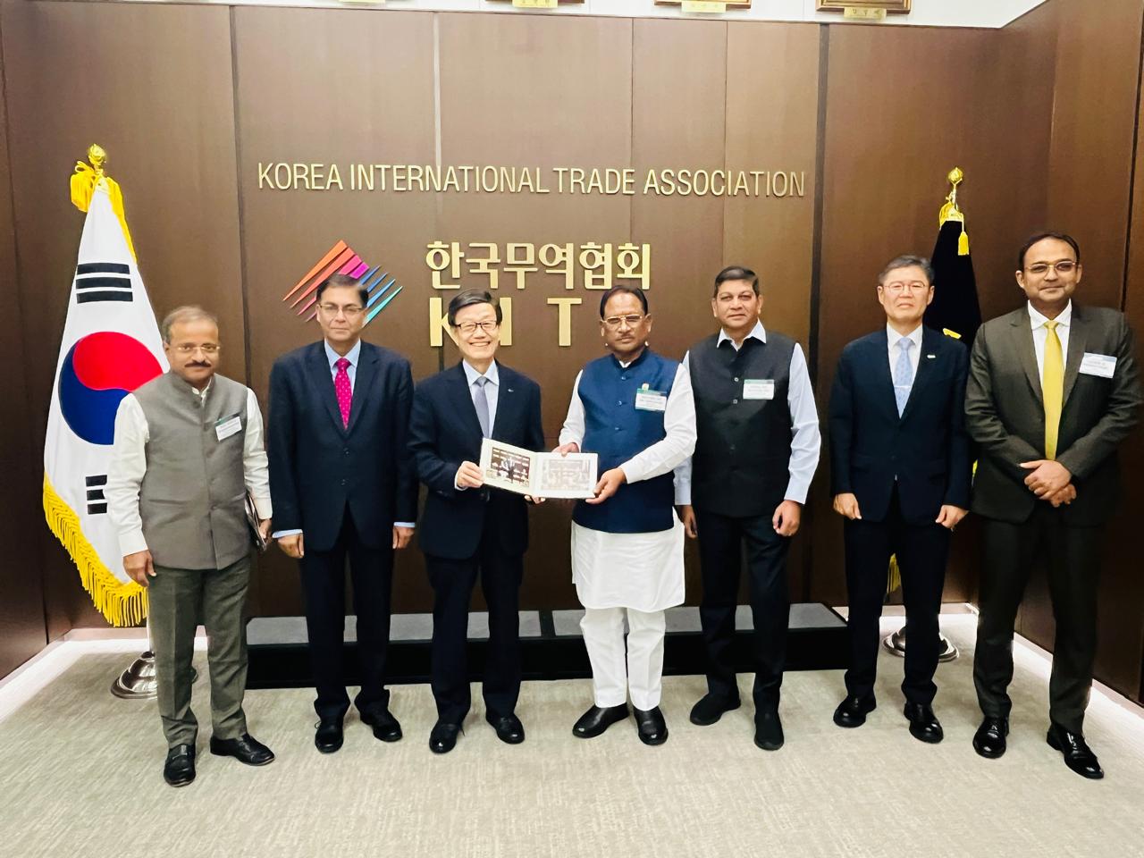 Visit of delegation Image 1