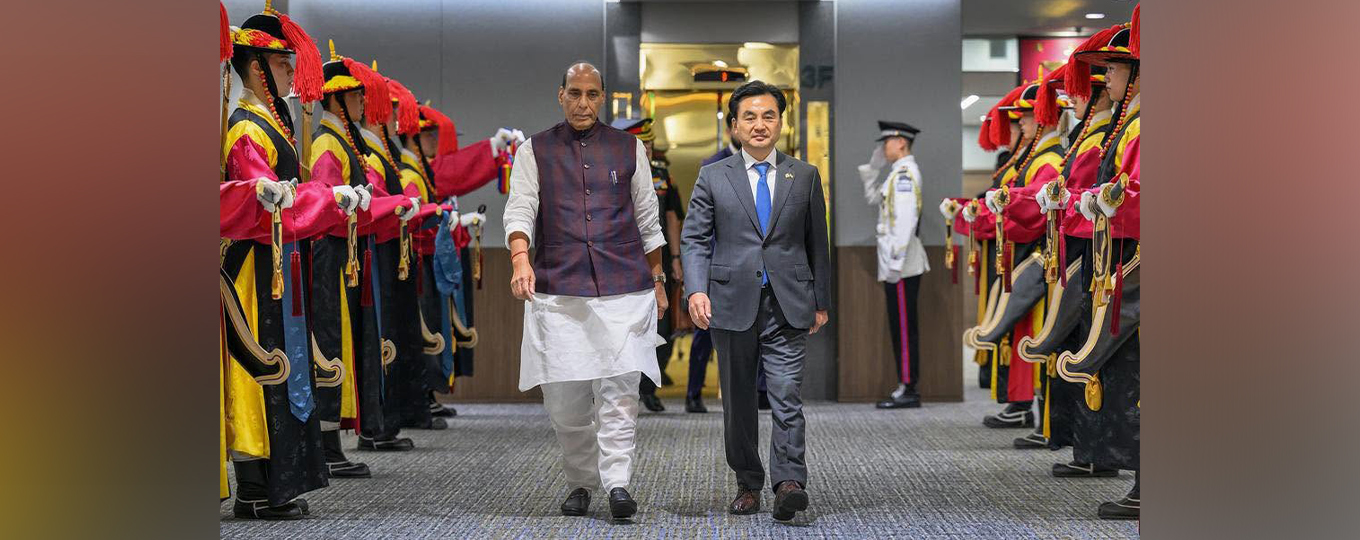 H.E. Shri Rajanth singh, Minister of Defence of India, with H.E. Mr. Ahn Gyu-back, Minster of National Defense of the Republic of Korea, during his official visit to the RoK