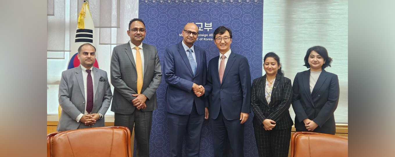 Dr. Acquino Vimal, AS (UNES), MEA met the ROK Ambassador for Polar Affairs Mr. Lee Tae-woo to explore joint initiatives among academic, scientific, and research institutions in both nations during his visit to ROK on 23 July 2026.
